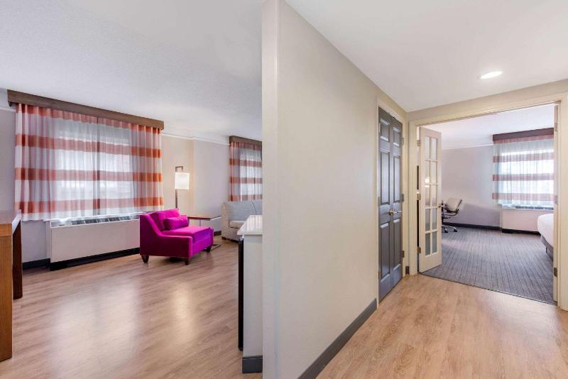 Deluxe King Suite with Sofa Bed image 2