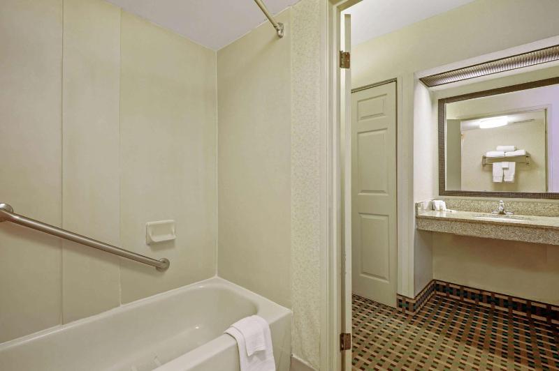 Double Room with Two Double Beds - Mobility Access/Non-Smoking image 1