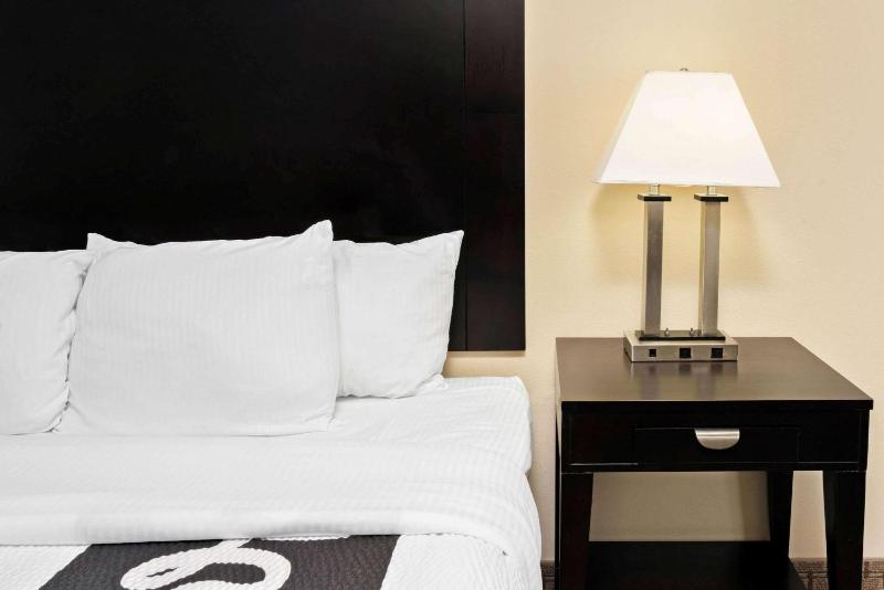 Deluxe King Suite with Mobility/Hearing Impaired Access - Non-Smoking image 2