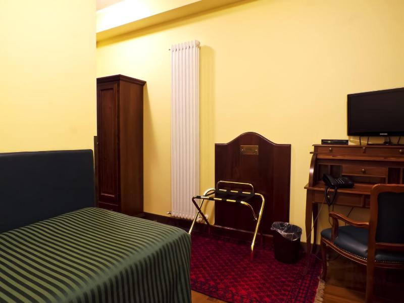 Single Room image 3
