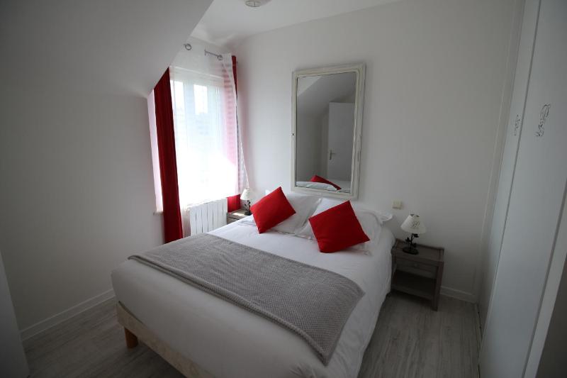 Family Room image 3