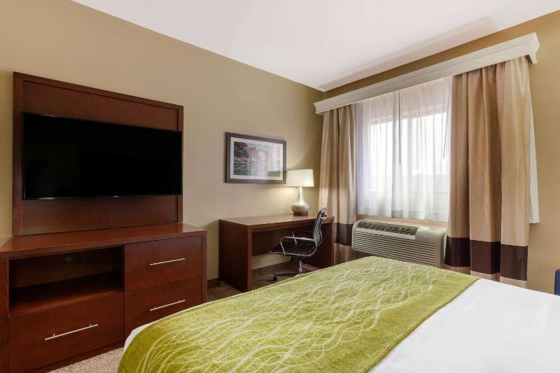 Queen Room with Two Queen Beds - Non-Smoking image 2