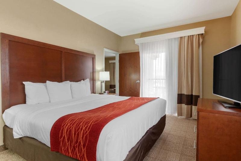 Deluxe King Room with Sofa Bed - Non Smoking image 2