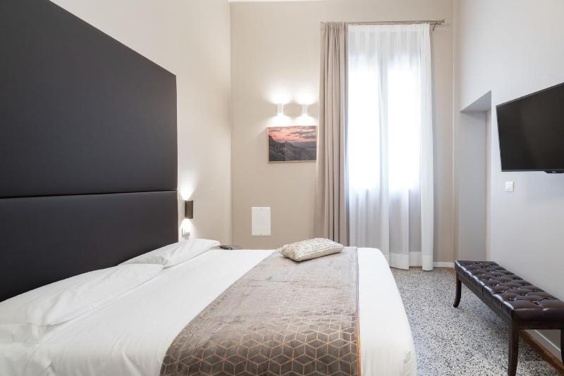 Standard Double Room with Balcony image 4