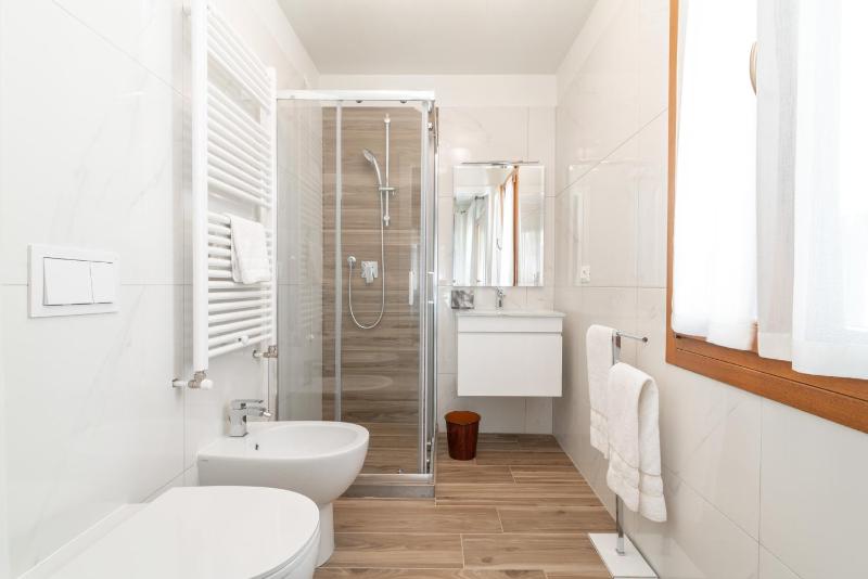 Deluxe Double Room image 2