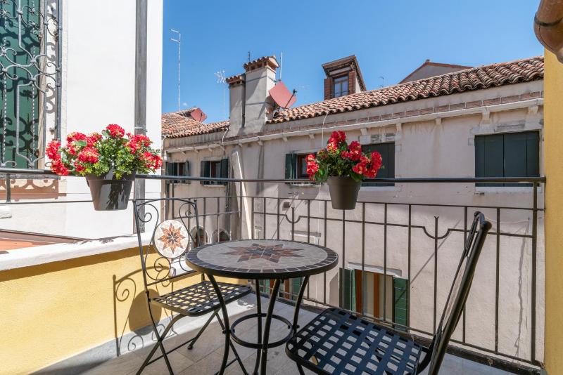 Junior Suite with Terrace and Canal View image 4