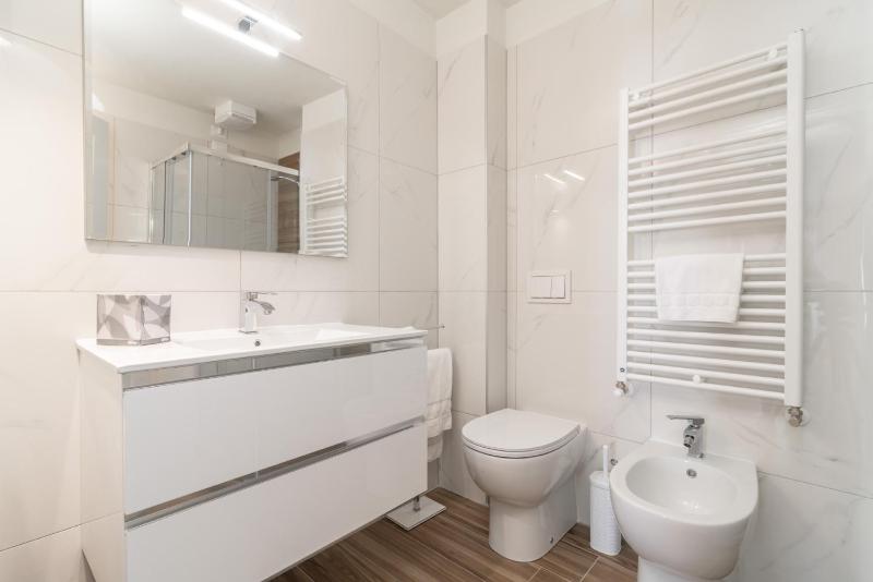 Deluxe Double Room with Balcony image 4