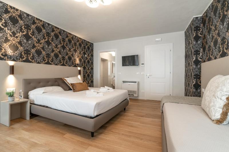 Luxury Triple Room image 1