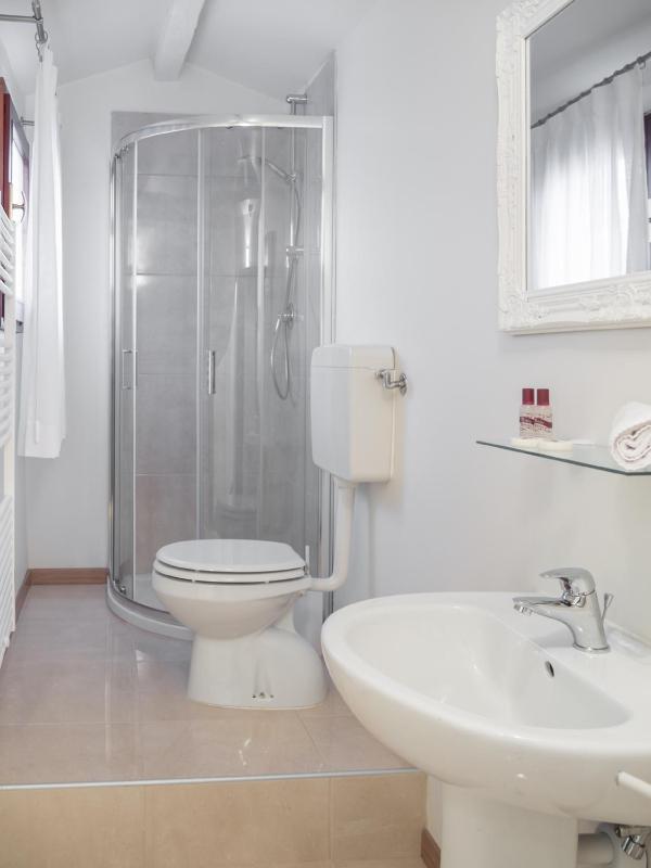 Deluxe Double Room with Sea View image 3