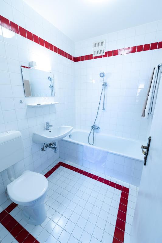 Twin Room image 3