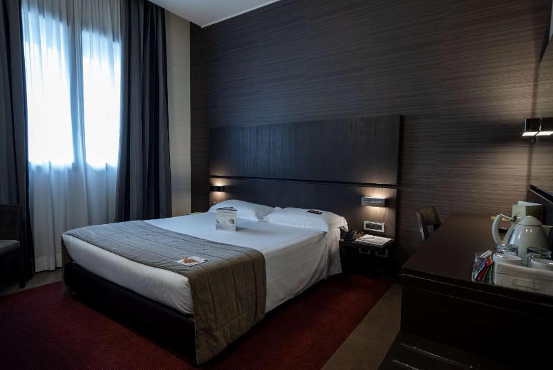 Superior Queen Room image 3