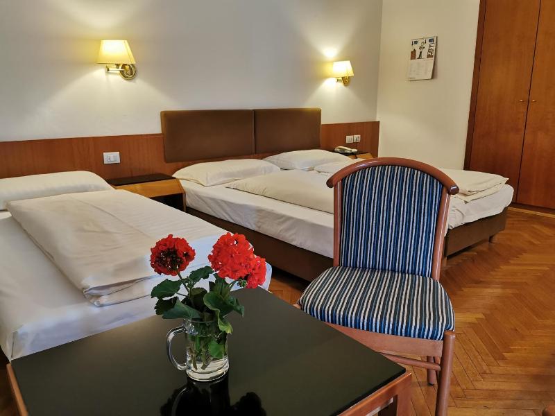Standard Triple Room image 3