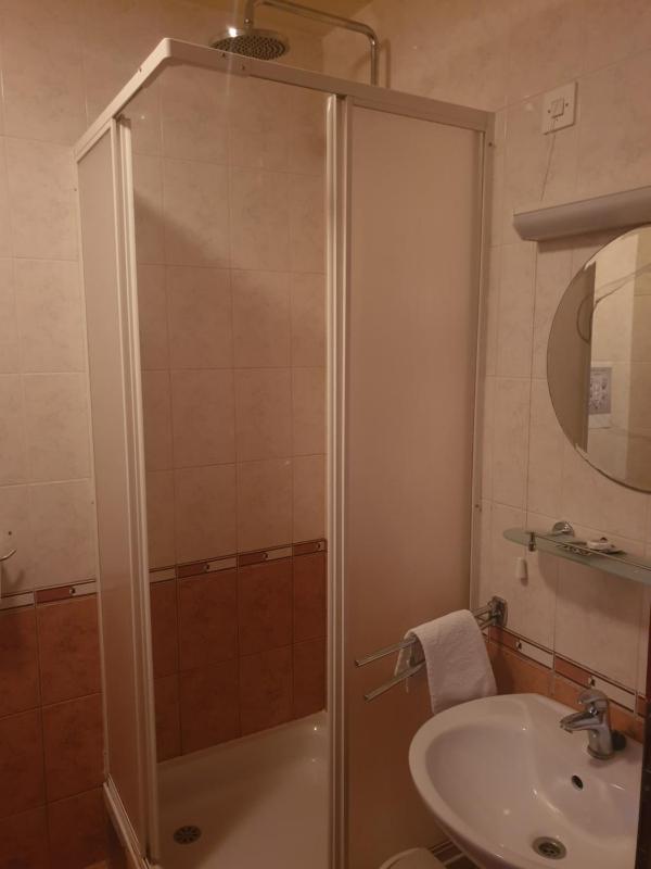 Economy Double Room image 3