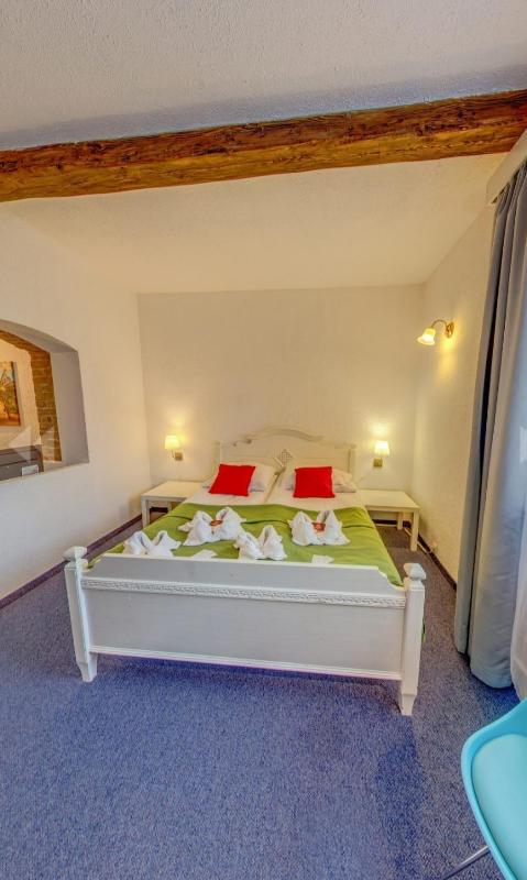 One-Bedroom Apartment image 2