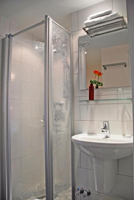 Single Room with Shared Toilet image 3