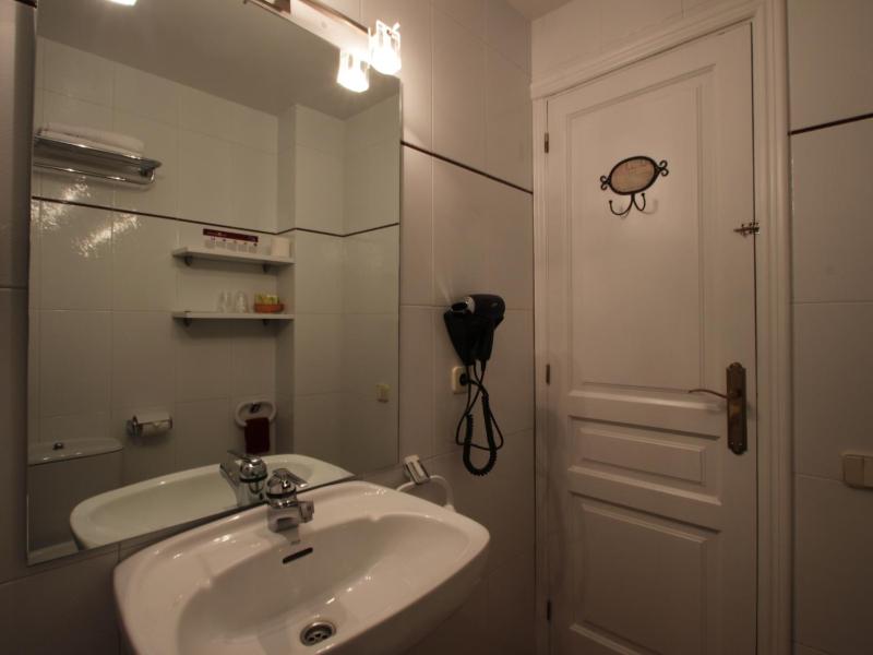 Superior Triple Room image 2