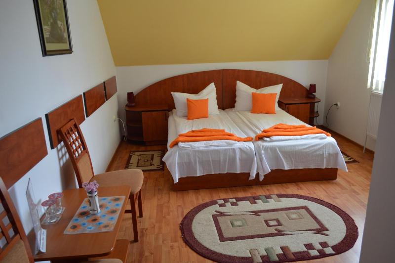 Economy Twin Room image 3