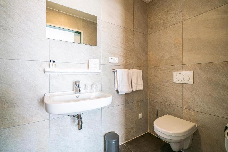 Double Room image 4