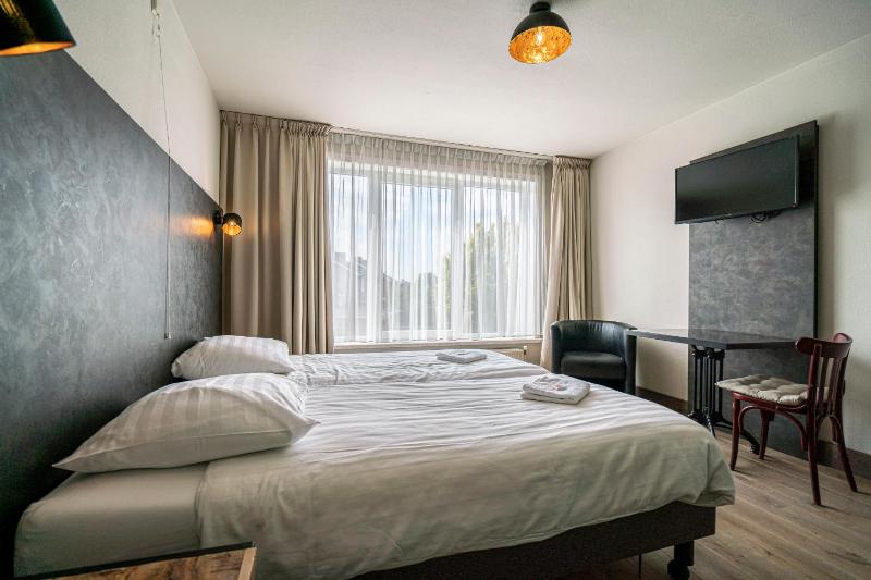 Double Room image 3