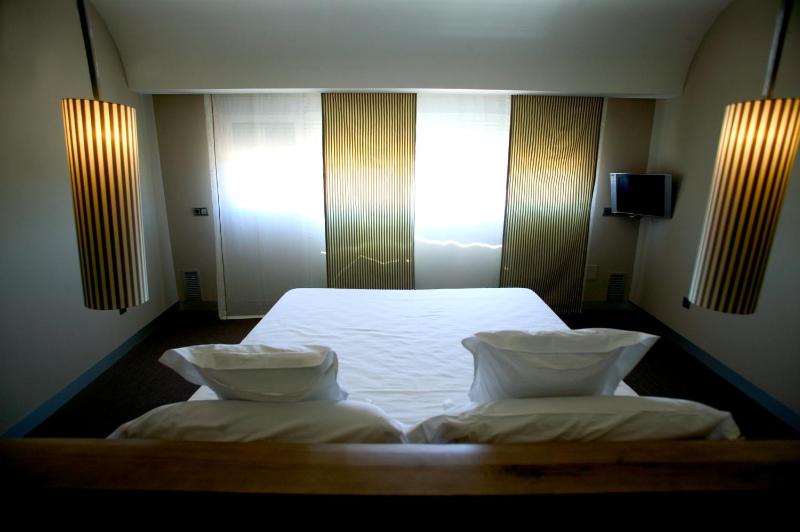 Double Room image 4