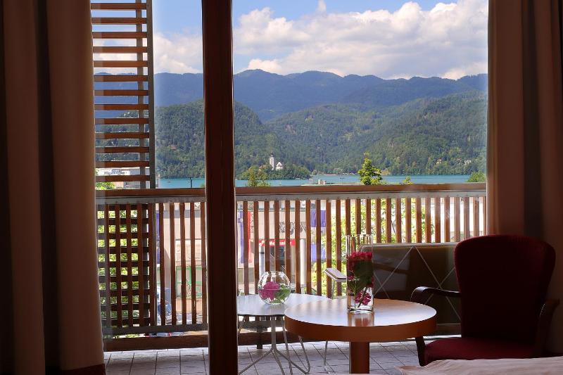 Twin Room with Lake View image 4