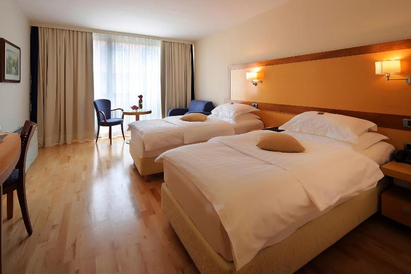 Twin Room image 3