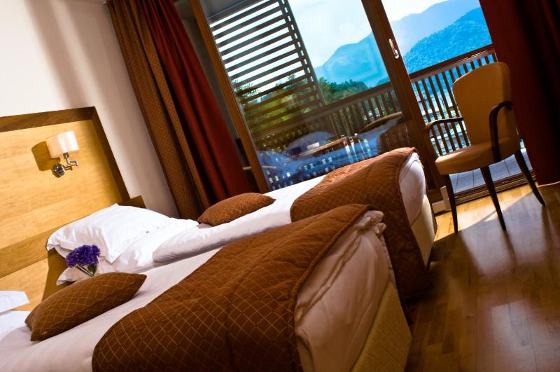 Twin Room with Lake View image 3