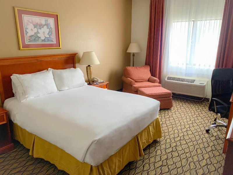 Queen Room - Mobility Access/Non-Smoking image 4
