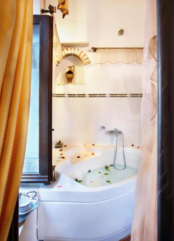 Studio with Spa Bath image 3