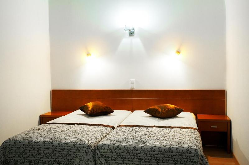 Twin Room image 3