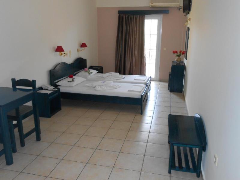 Standard Twin Room image 3