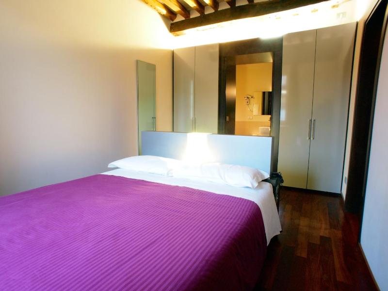 Superior One-Bedroom Suite with City View image 2
