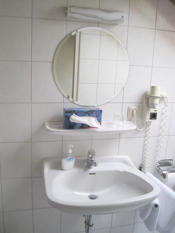 Standard Double Room image 3