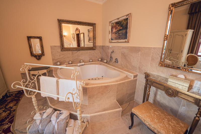 Superior King Room image 2