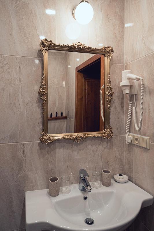 Deluxe King Room image 4