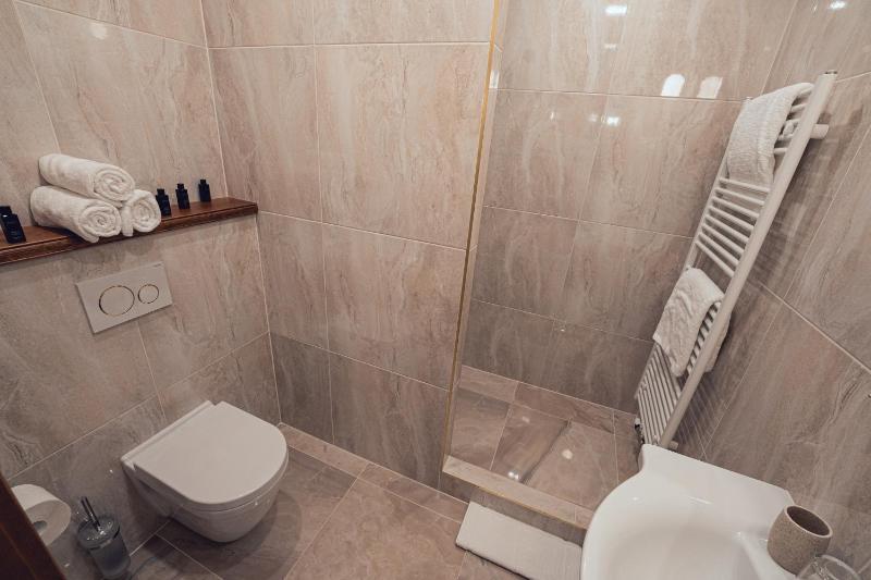 Deluxe King Room image 3