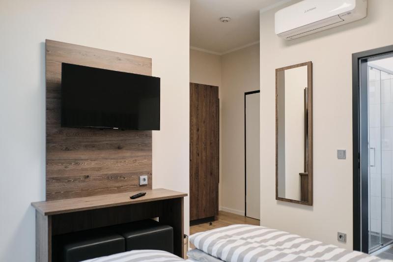Double Room with Extra Bed image 1