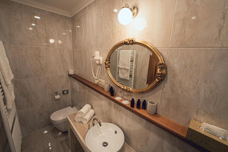 Economy Double Room image 4