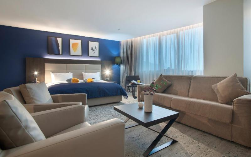 One-Bedroom King Suite with Single Sofa Bed image 3