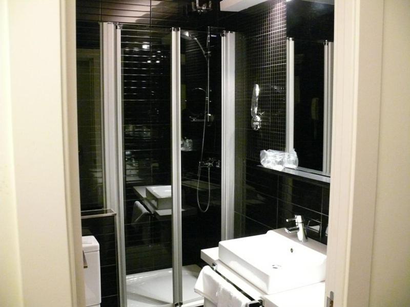 Superior Twin Room image 3
