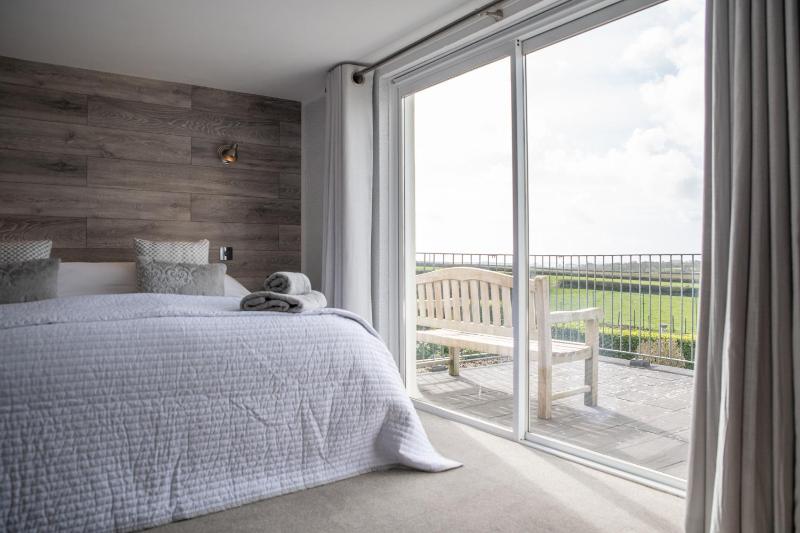 Deluxe Double or Twin Room with Balcony image 4