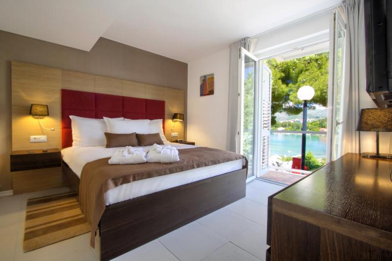 Double Room with Balcony and Sea View image 1