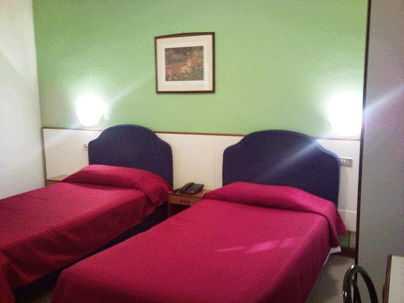 Twin Room with Private Bathroom image 1
