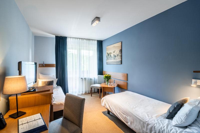 Twin Room with Balcony image 2