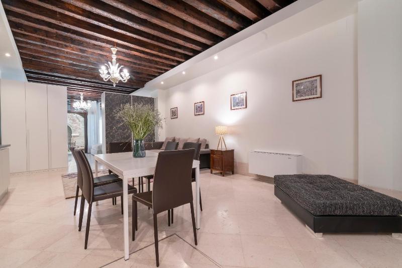Apartment with Canal View image 4