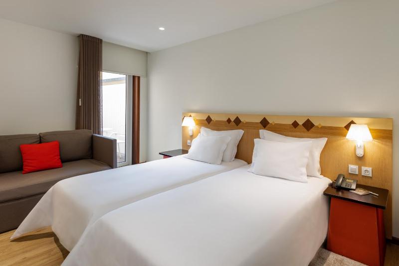 Twin Room image 2