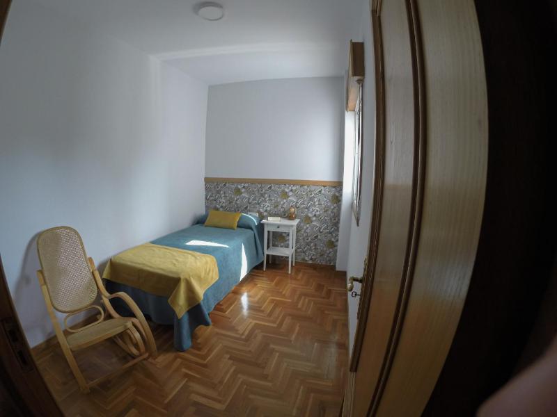 Single Room with Shared Shower and Toilet image 1