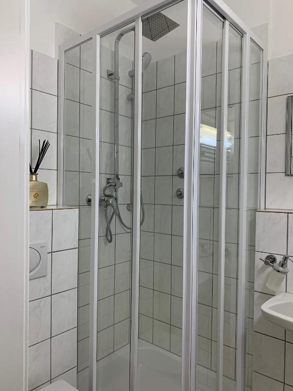 Single Room with Shared Bathroom image 3