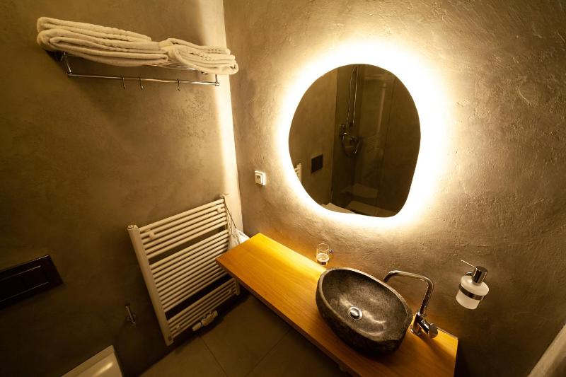 One-Bedroom Apartment image 3