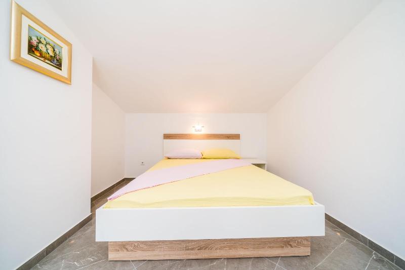 Double Room with Balcony and Garden View image 2